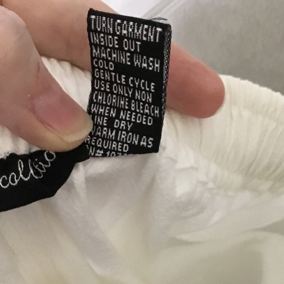 NWT~Club Z Collection White Capri Pants with Applique - Size Medium - Picture 8 of 8